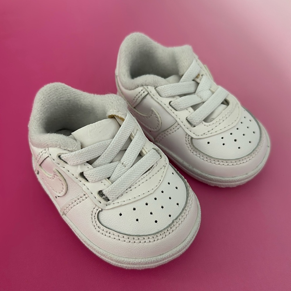 NEW Nike white sneakers, unisex.